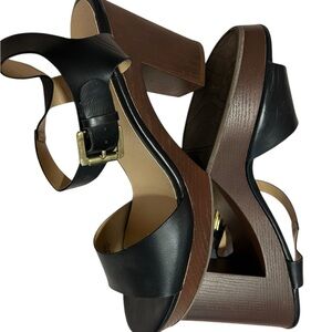 Elevate your wardrobe with these black Bash sandals! 🖤